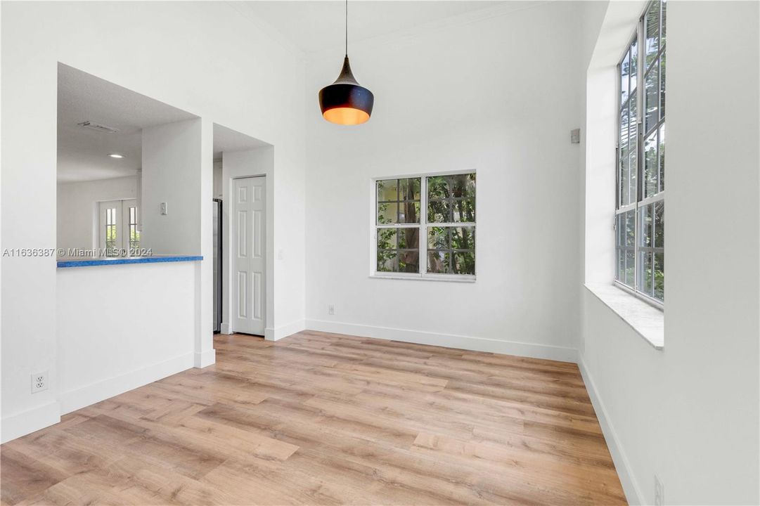 Active With Contract: $4,900 (3 beds, 2 baths, 1911 Square Feet)