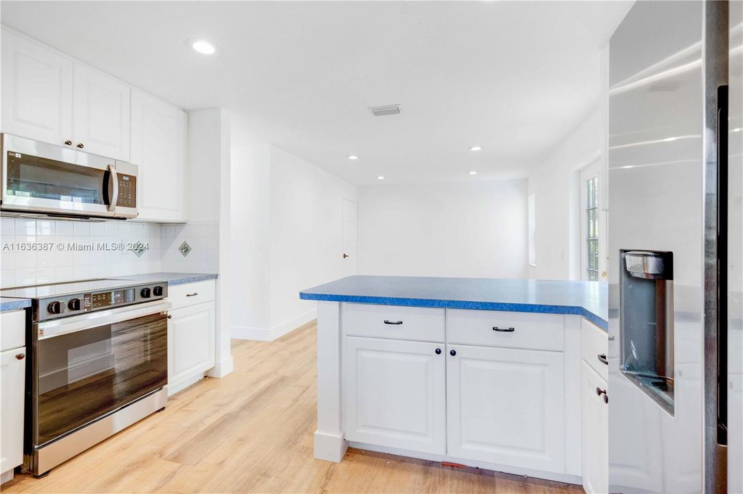 Active With Contract: $4,900 (3 beds, 2 baths, 1911 Square Feet)