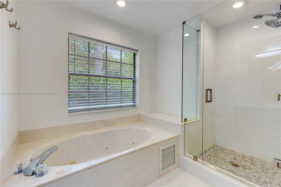 Active With Contract: $4,900 (3 beds, 2 baths, 1911 Square Feet)