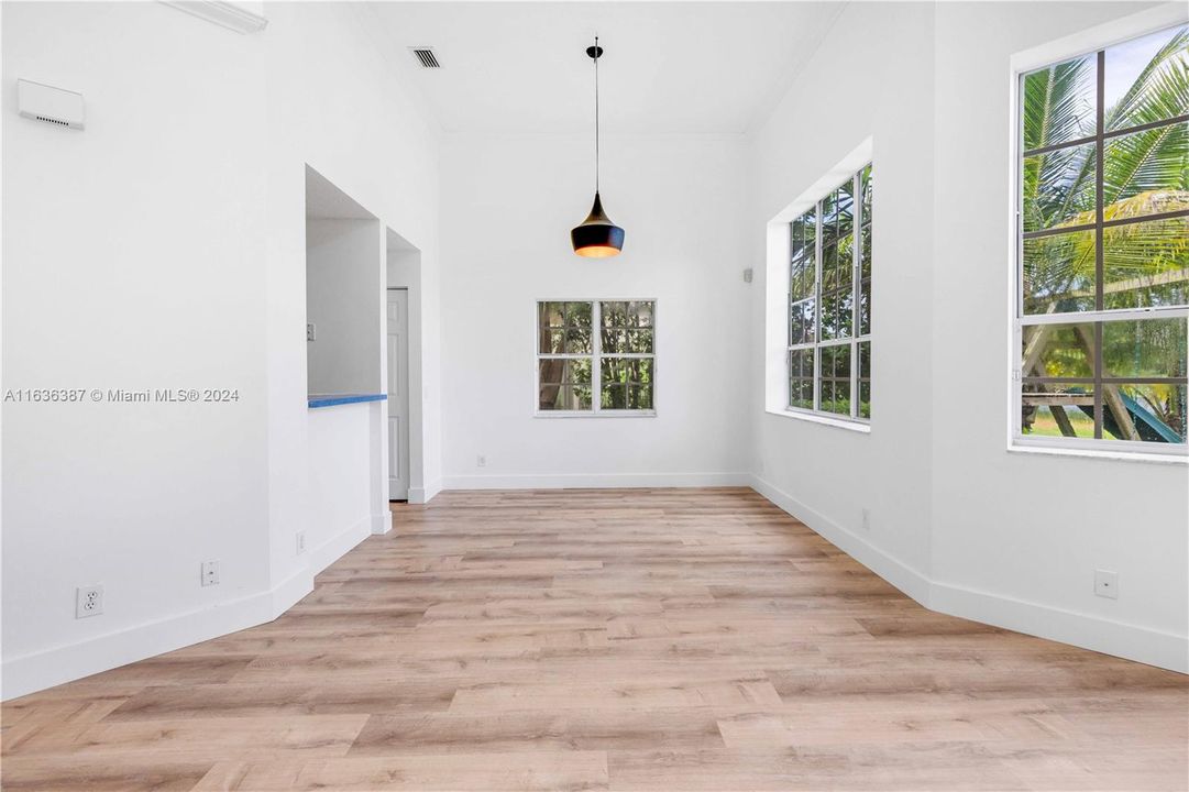 Active With Contract: $4,900 (3 beds, 2 baths, 1911 Square Feet)