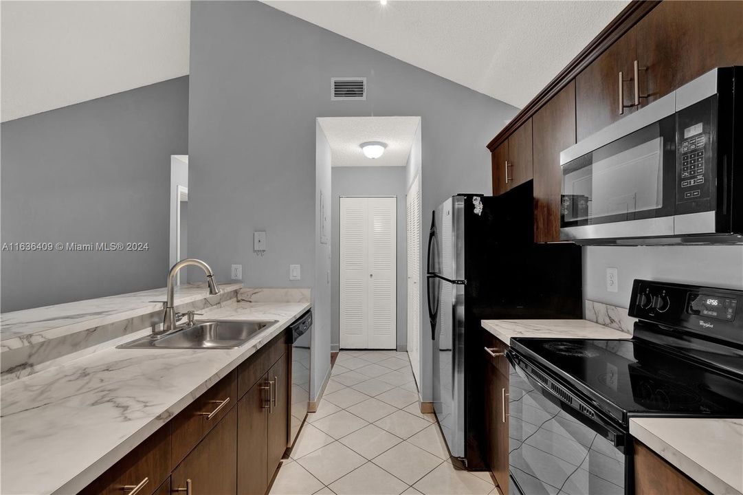 Недавно арендовано: $2,380 (2 спален, 2 ванн, 1075 Квадратных фут)