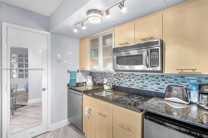 Active With Contract: $180,000 (1 beds, 1 baths, 470 Square Feet)