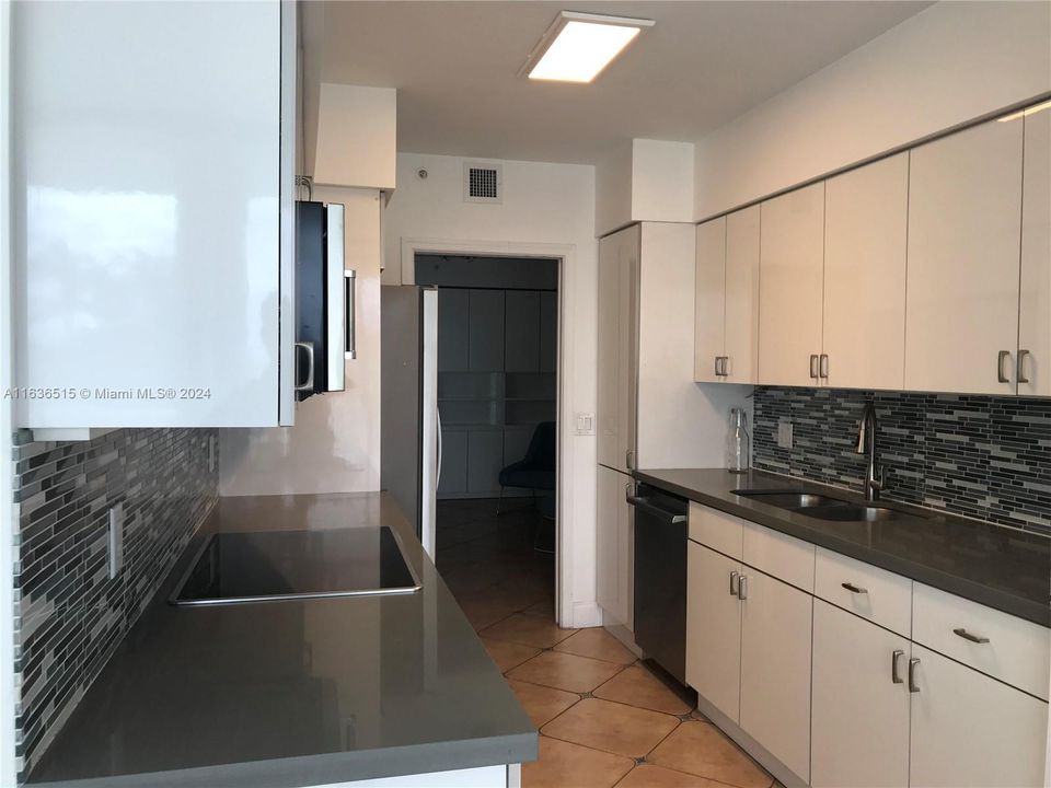 Recently Rented: $4,700 (2 beds, 2 baths, 1530 Square Feet)