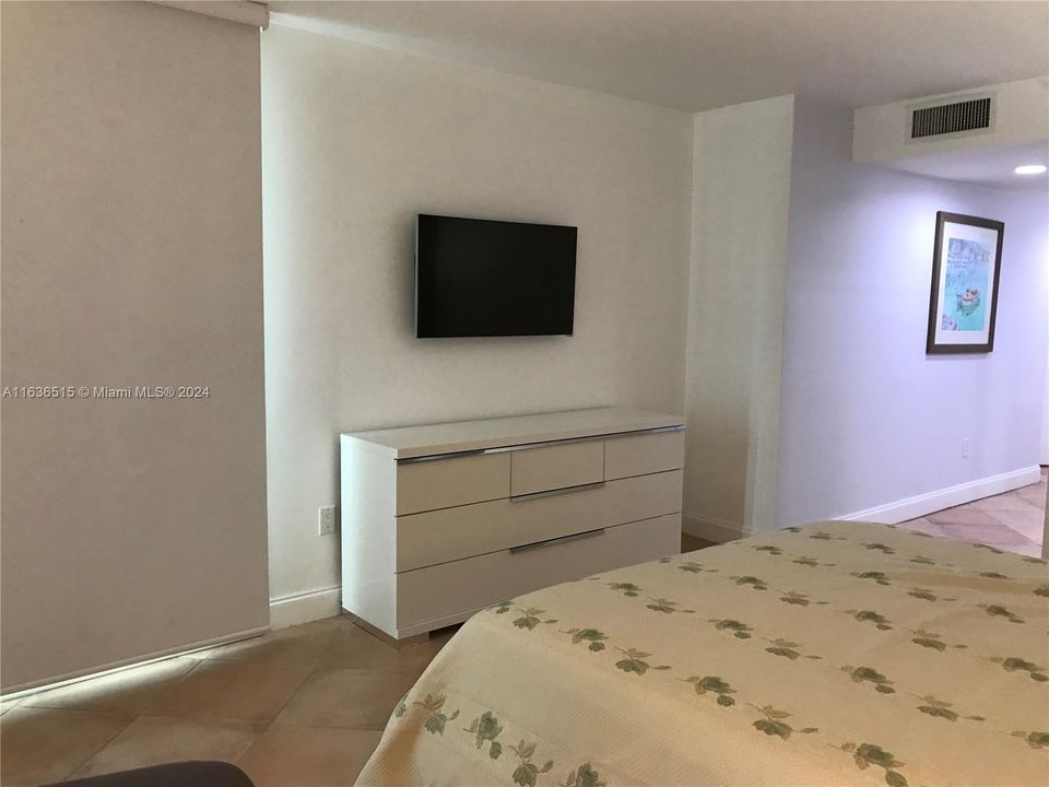 Recently Rented: $4,700 (2 beds, 2 baths, 1530 Square Feet)