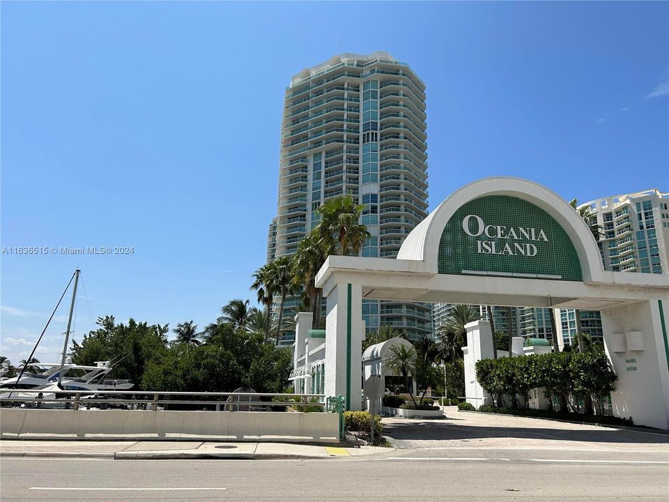 Recently Rented: $4,700 (2 beds, 2 baths, 1530 Square Feet)