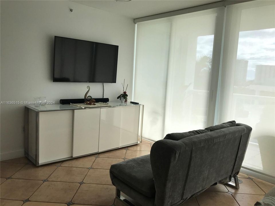 Recently Rented: $4,700 (2 beds, 2 baths, 1530 Square Feet)