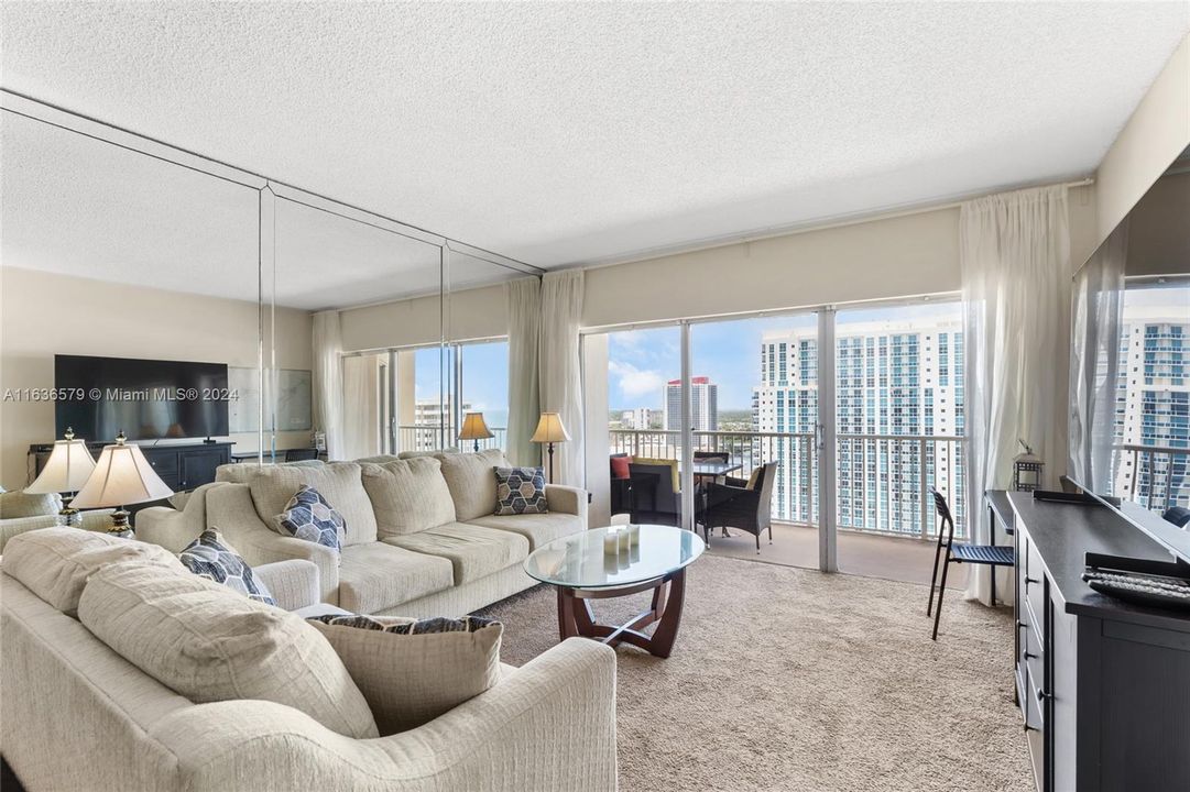 Recently Sold: $310,000 (1 beds, 1 baths, 870 Square Feet)