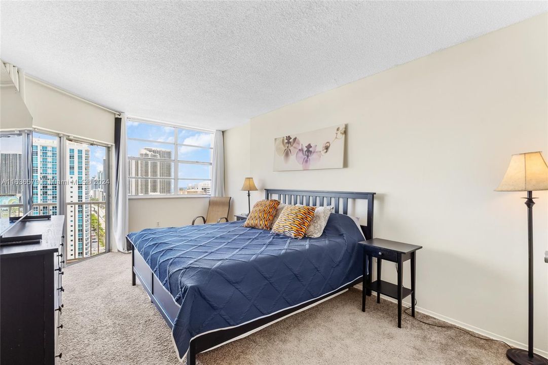 Recently Sold: $310,000 (1 beds, 1 baths, 870 Square Feet)