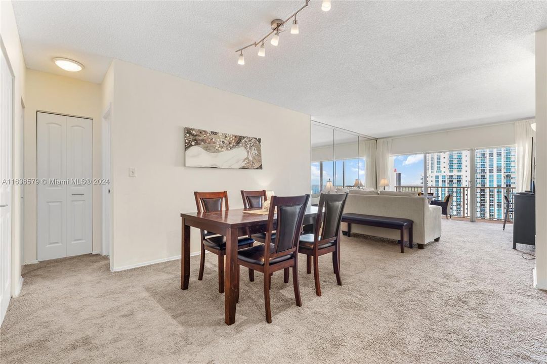 Recently Sold: $310,000 (1 beds, 1 baths, 870 Square Feet)