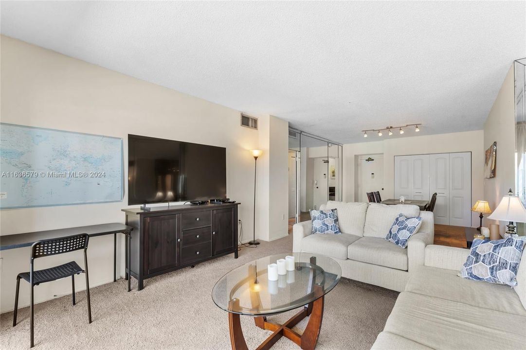 Recently Sold: $310,000 (1 beds, 1 baths, 870 Square Feet)