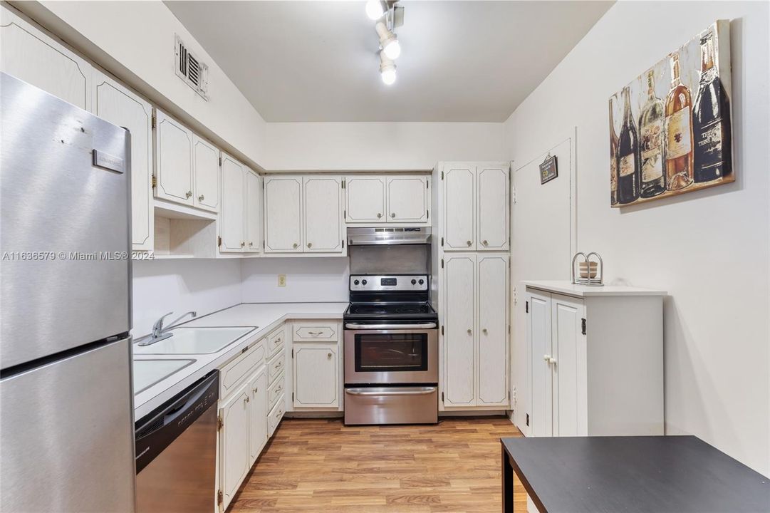 Recently Sold: $310,000 (1 beds, 1 baths, 870 Square Feet)