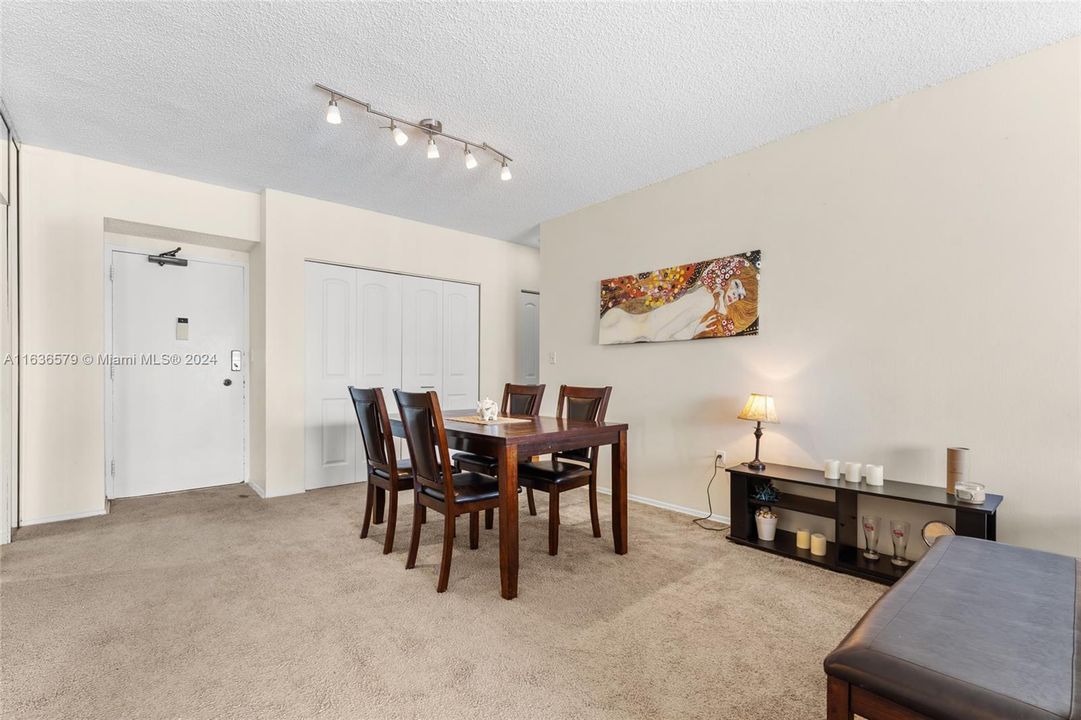 Recently Sold: $310,000 (1 beds, 1 baths, 870 Square Feet)