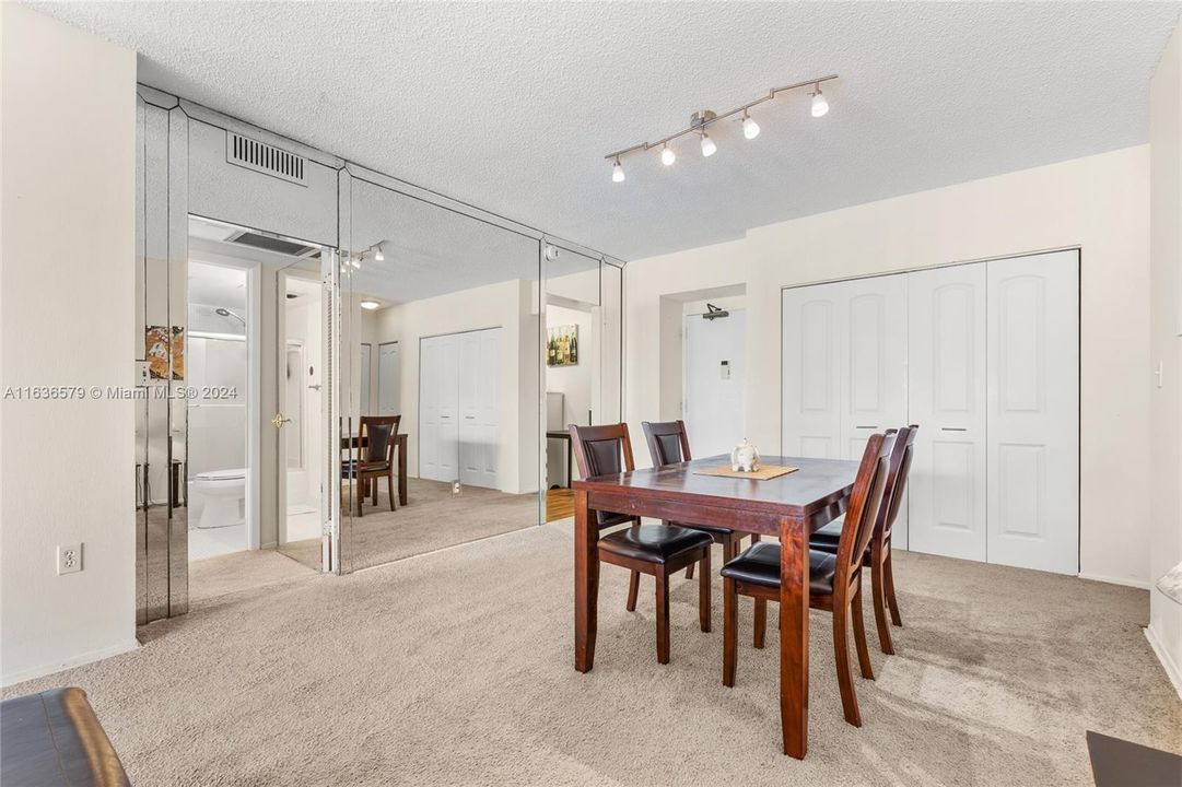 Recently Sold: $310,000 (1 beds, 1 baths, 870 Square Feet)