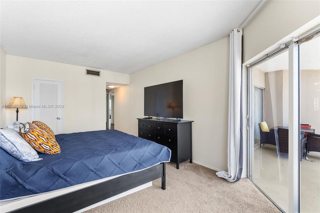 Recently Sold: $310,000 (1 beds, 1 baths, 870 Square Feet)