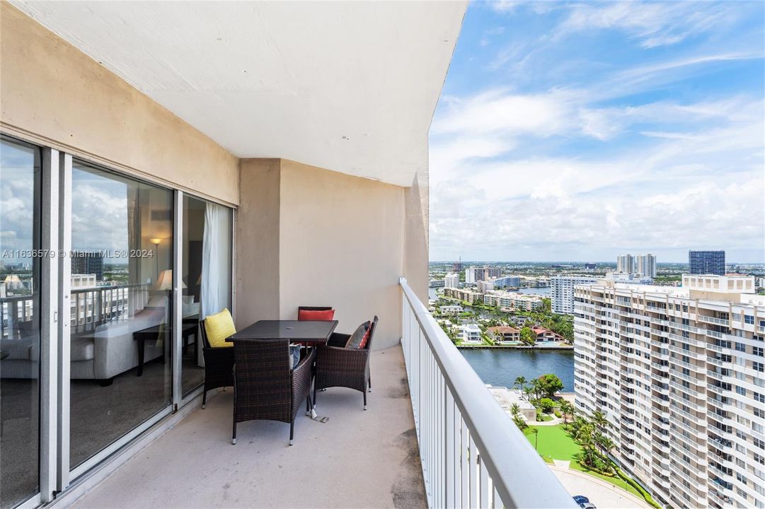 Recently Sold: $310,000 (1 beds, 1 baths, 870 Square Feet)