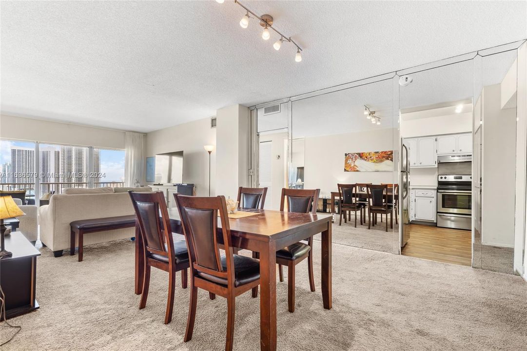 Recently Sold: $310,000 (1 beds, 1 baths, 870 Square Feet)