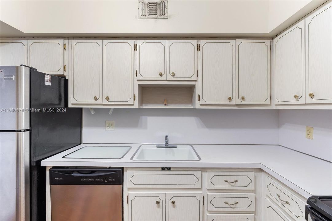 Recently Sold: $310,000 (1 beds, 1 baths, 870 Square Feet)