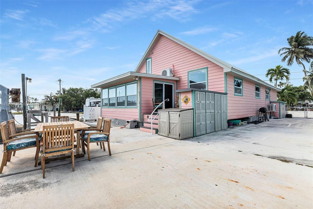 For Sale: $1,225,000 (3 beds, 2 baths, 1368 Square Feet)