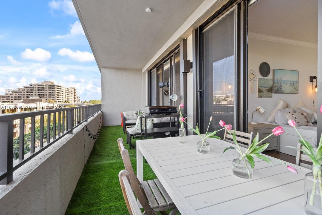 Active With Contract: $1,090,000 (2 beds, 2 baths, 1532 Square Feet)