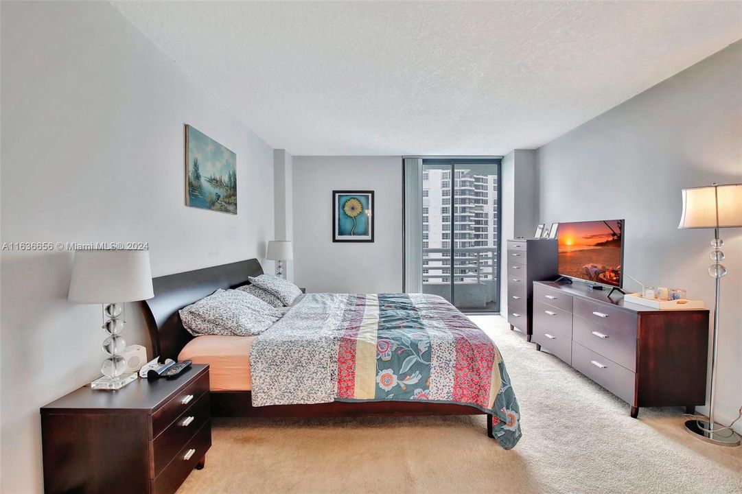 For Sale: $359,000 (2 beds, 2 baths, 990 Square Feet)