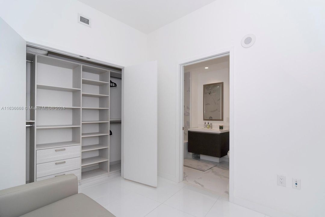 For Sale: $700,000 (1 beds, 2 baths, 1185 Square Feet)