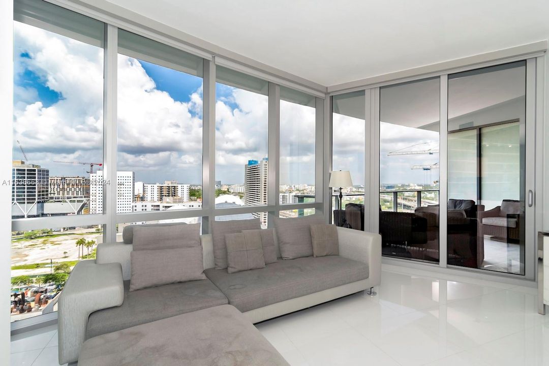 For Sale: $700,000 (1 beds, 2 baths, 1185 Square Feet)