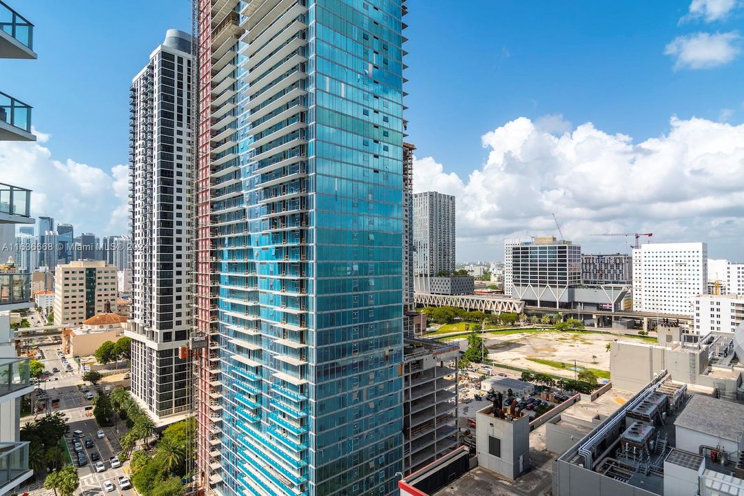 For Sale: $700,000 (1 beds, 2 baths, 1185 Square Feet)
