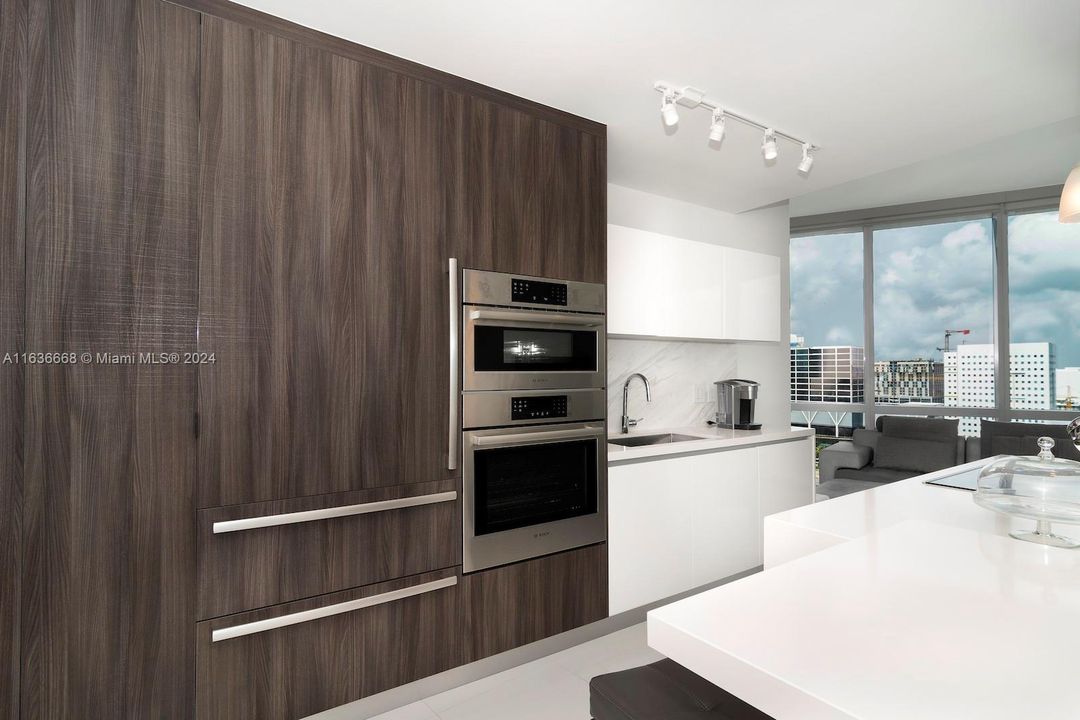For Sale: $700,000 (1 beds, 2 baths, 1185 Square Feet)