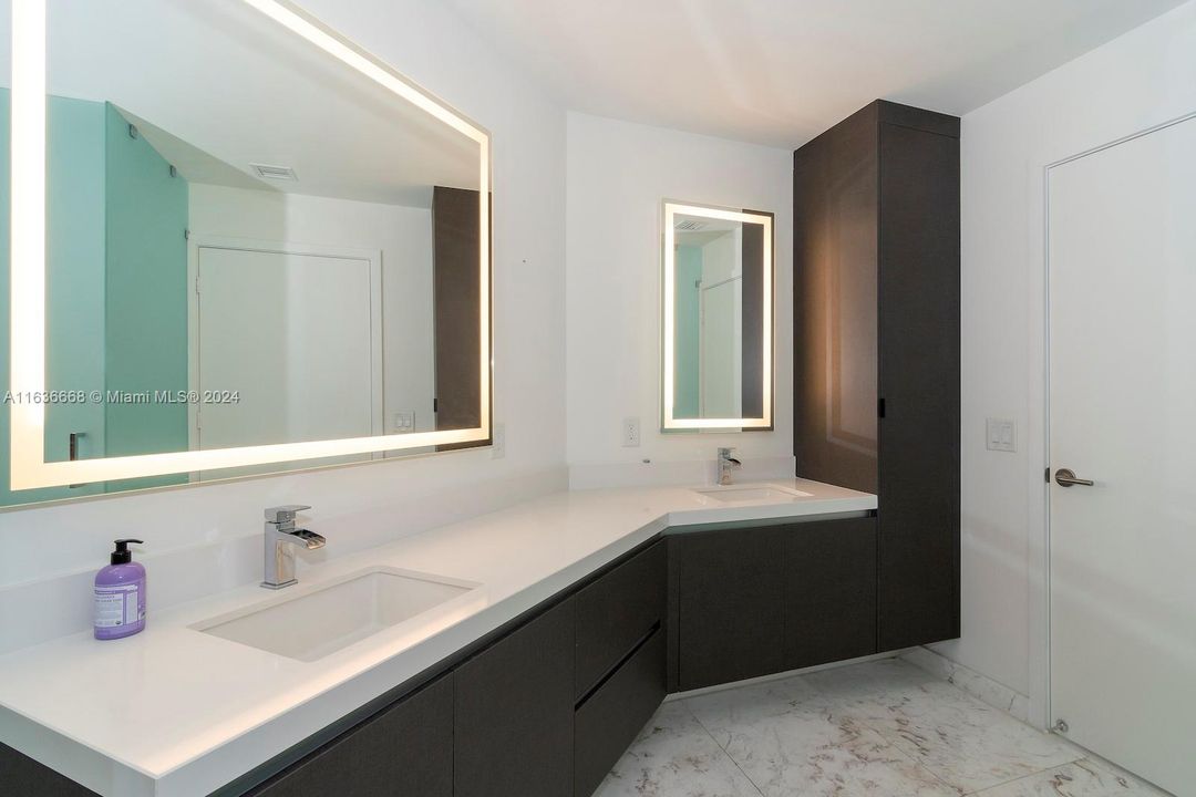 For Sale: $700,000 (1 beds, 2 baths, 1185 Square Feet)