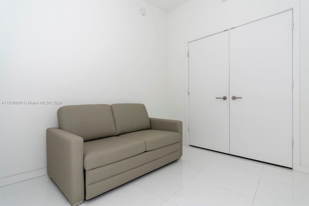 For Sale: $700,000 (1 beds, 2 baths, 1185 Square Feet)