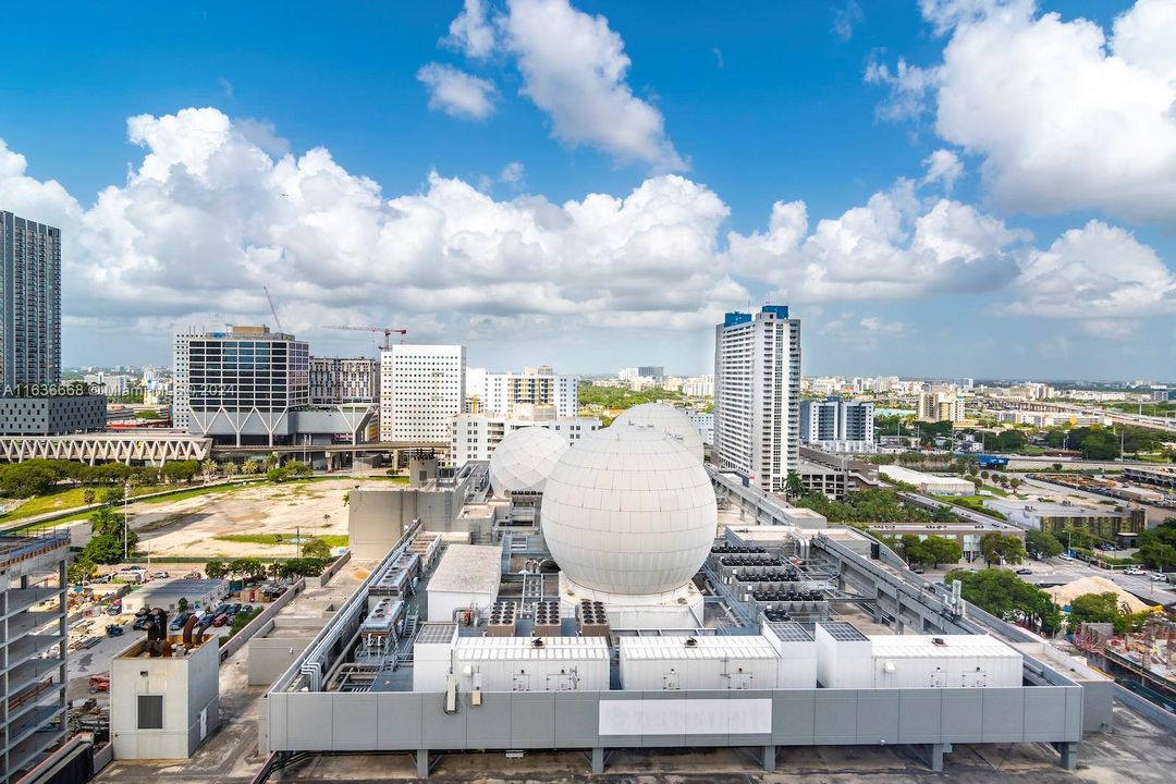 For Sale: $700,000 (1 beds, 2 baths, 1185 Square Feet)
