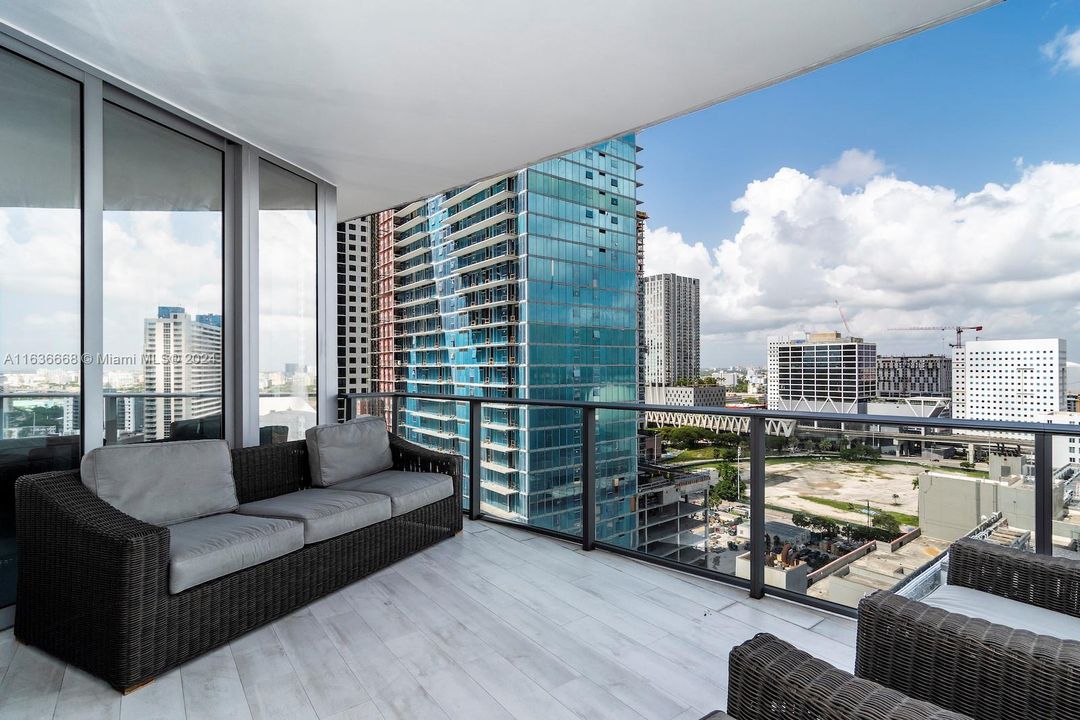 For Sale: $700,000 (1 beds, 2 baths, 1185 Square Feet)