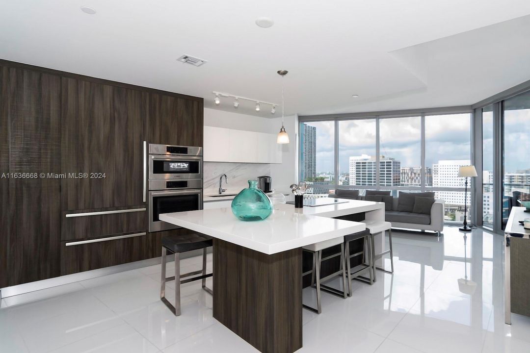 For Sale: $700,000 (1 beds, 2 baths, 1185 Square Feet)