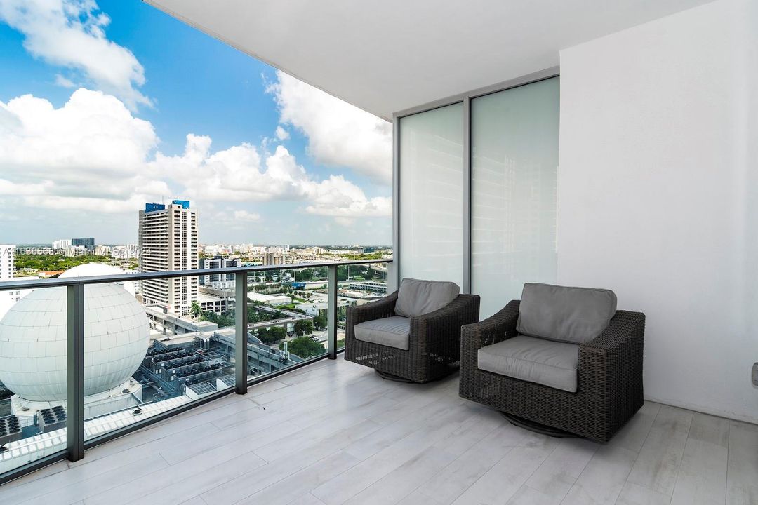 For Sale: $700,000 (1 beds, 2 baths, 1185 Square Feet)