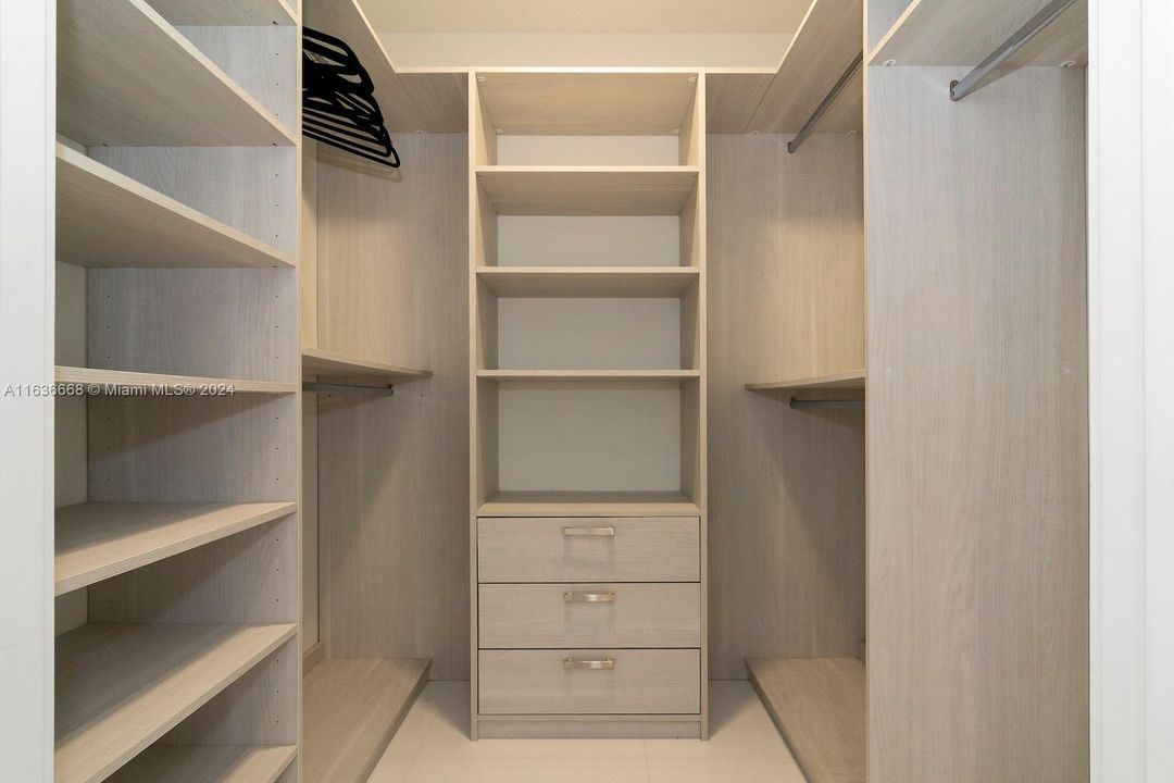 For Sale: $700,000 (1 beds, 2 baths, 1185 Square Feet)