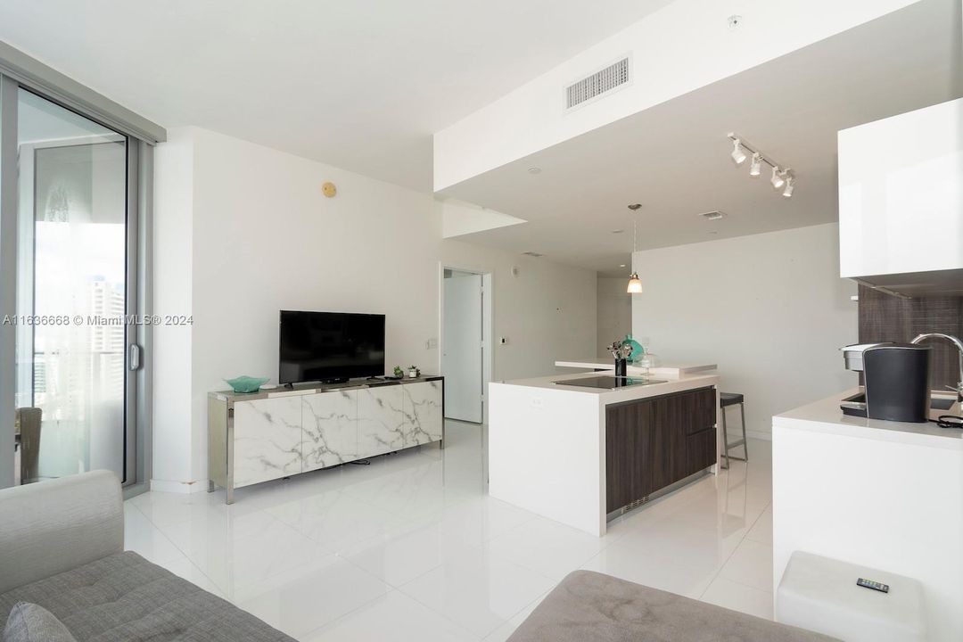 For Sale: $700,000 (1 beds, 2 baths, 1185 Square Feet)