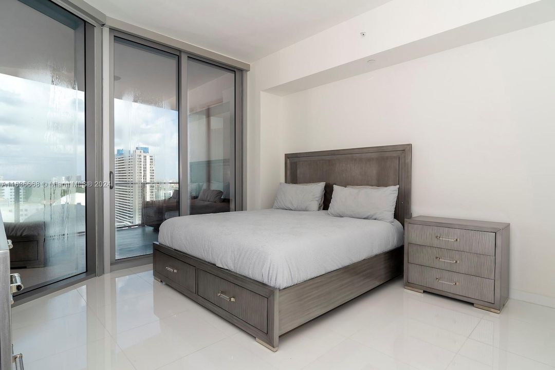 For Sale: $700,000 (1 beds, 2 baths, 1185 Square Feet)