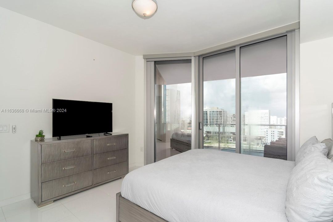 For Sale: $700,000 (1 beds, 2 baths, 1185 Square Feet)