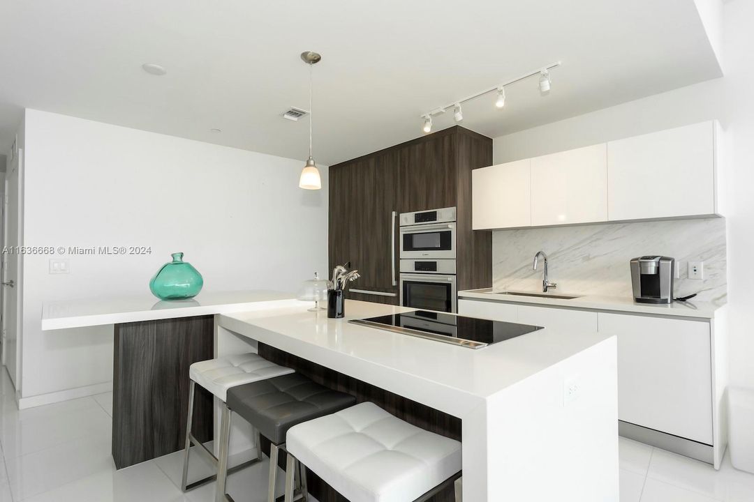 For Sale: $700,000 (1 beds, 2 baths, 1185 Square Feet)