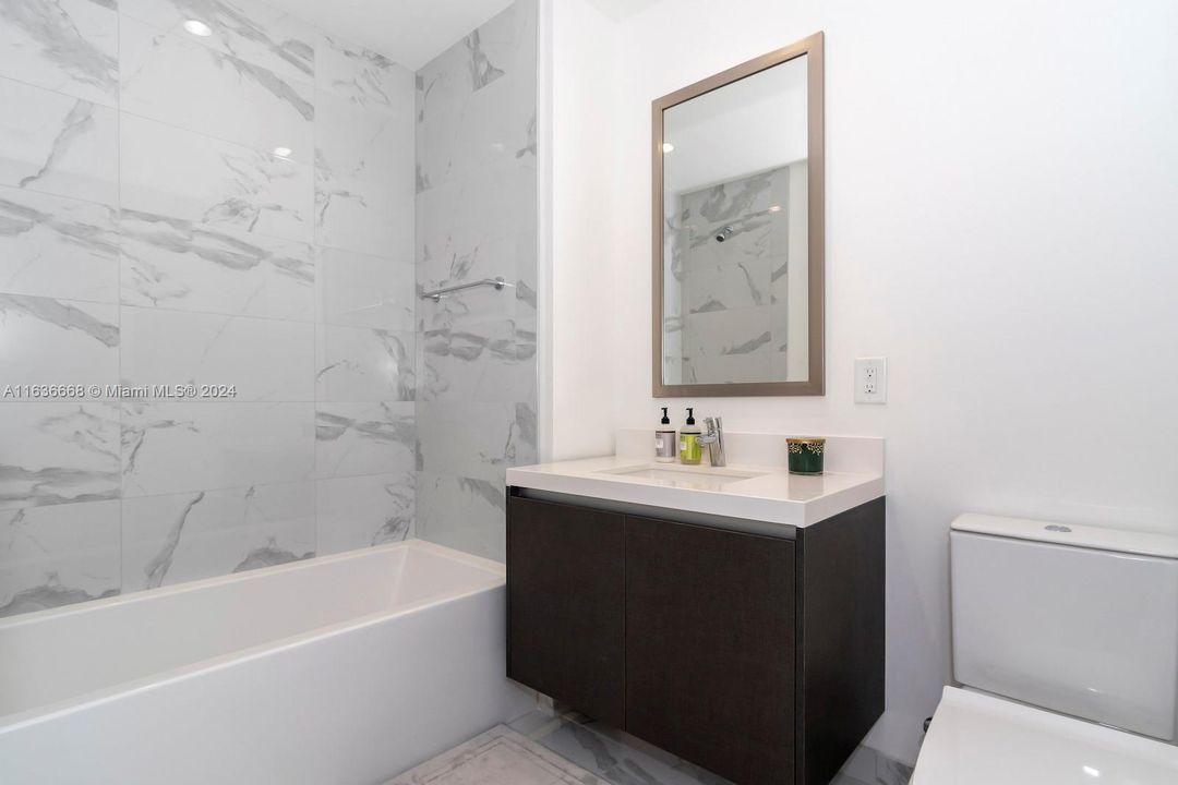 For Sale: $700,000 (1 beds, 2 baths, 1185 Square Feet)