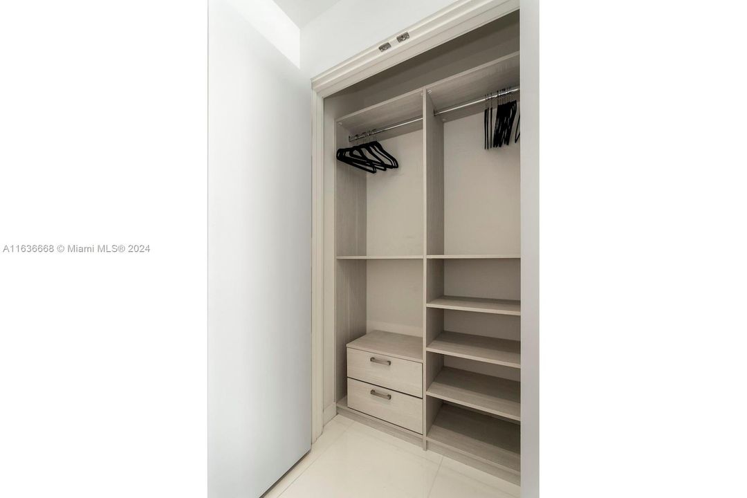 For Sale: $700,000 (1 beds, 2 baths, 1185 Square Feet)