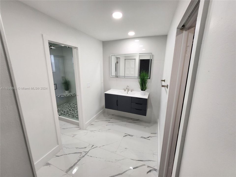 Activo con contrato: $974,999 (5 camas, 2 baños, 2243 Pies cuadrados)