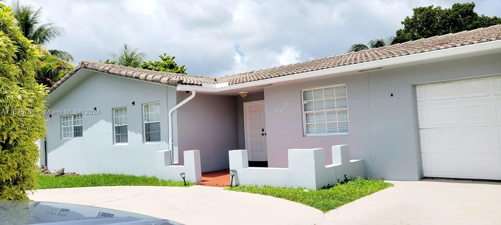 Active With Contract: $3,850 (3 beds, 2 baths, 1727 Square Feet)