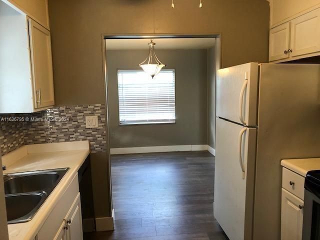 Active With Contract: $2,250 (2 beds, 2 baths, 1000 Square Feet)