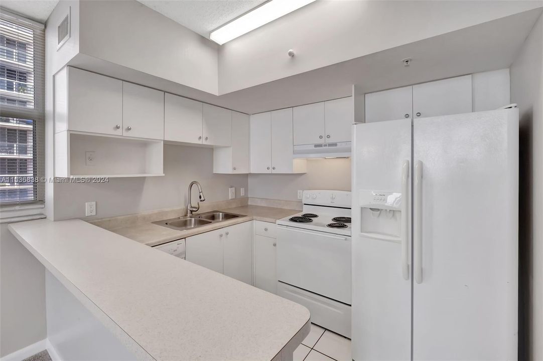 Active With Contract: $329,900 (2 beds, 2 baths, 914 Square Feet)