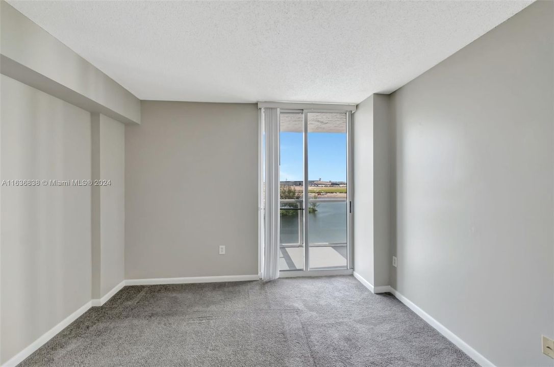 Active With Contract: $329,900 (2 beds, 2 baths, 914 Square Feet)