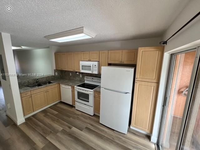 Recently Rented: $2,200 (2 beds, 2 baths, 830 Square Feet)