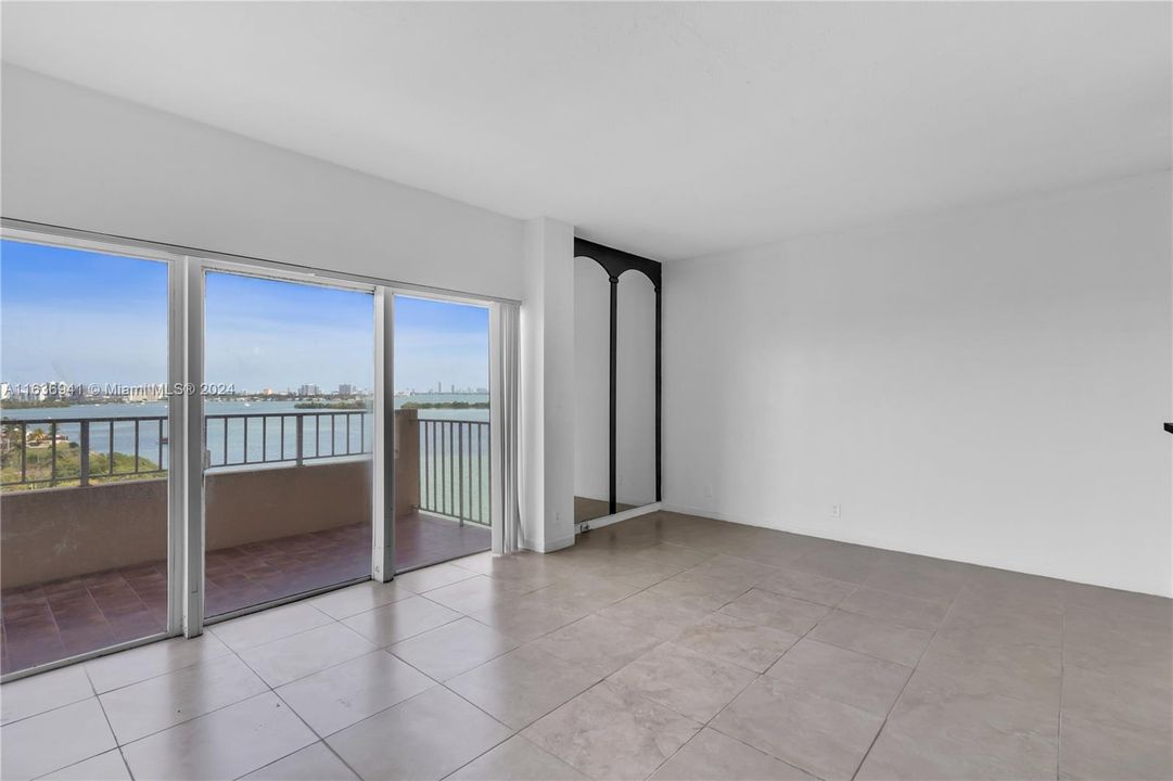 Active With Contract: $2,400 (1 beds, 1 baths, 831 Square Feet)