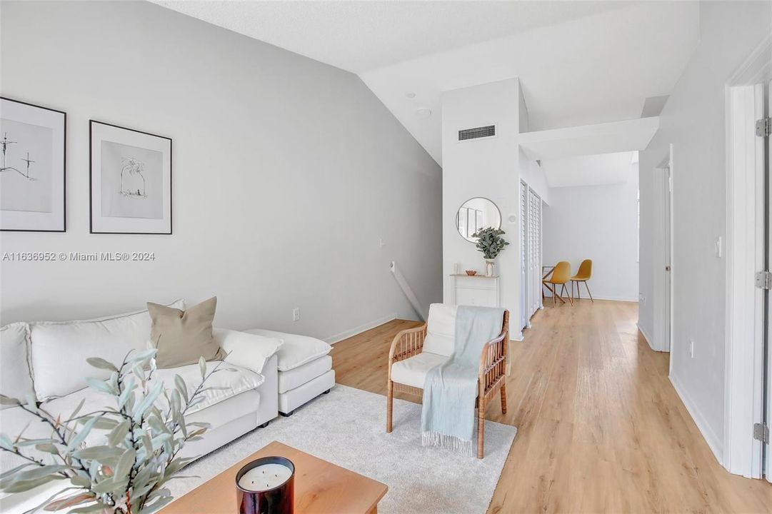 Active With Contract: $235,000 (1 beds, 1 baths, 685 Square Feet)