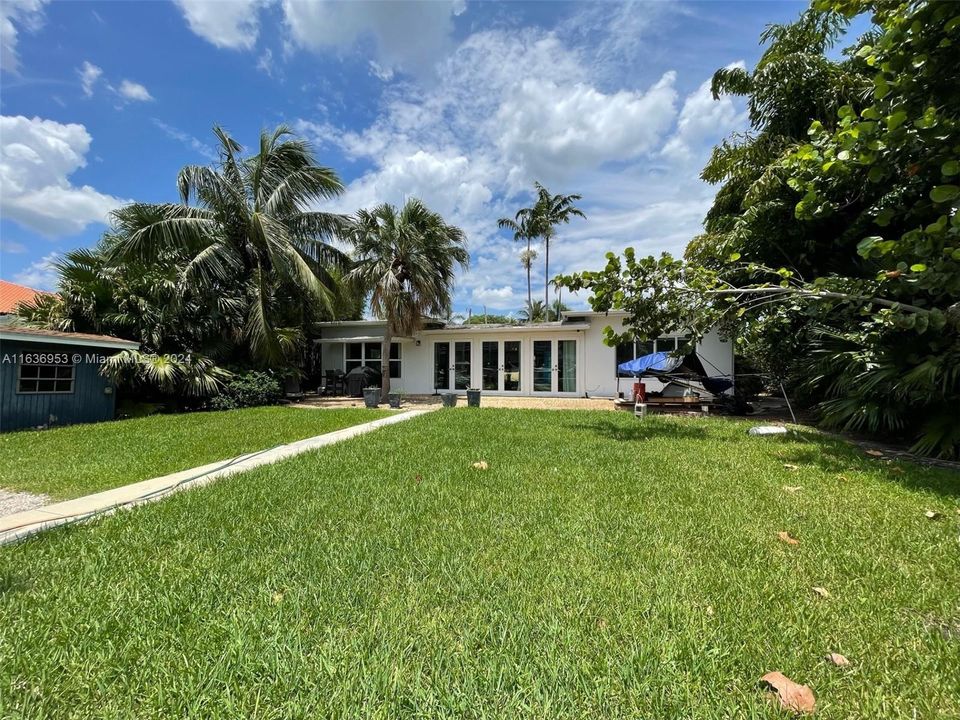 Recently Sold: $2,450,000 (3 beds, 2 baths, 2359 Square Feet)